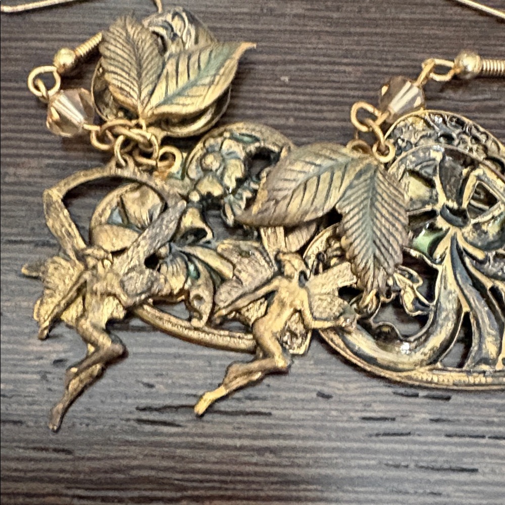 Elegant Gold Heart Leaf dangling Earrings - Picture 3 of 7